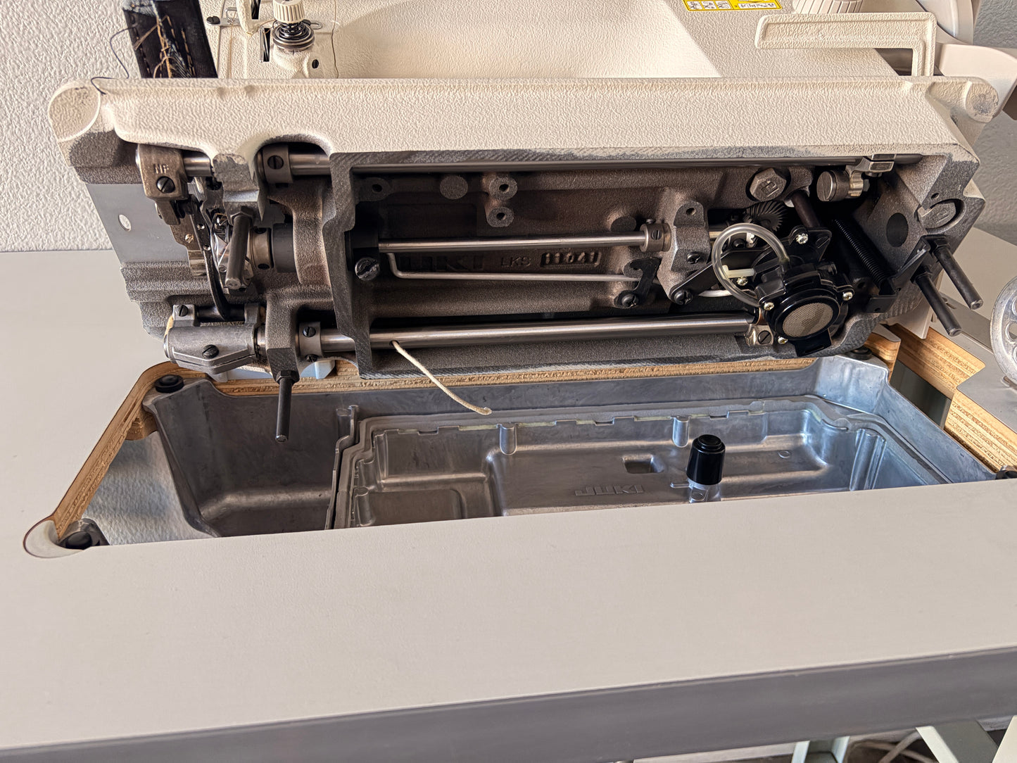 Brand New JUKI DU 1181N Top-Bottwn Feed Sewing Machine
