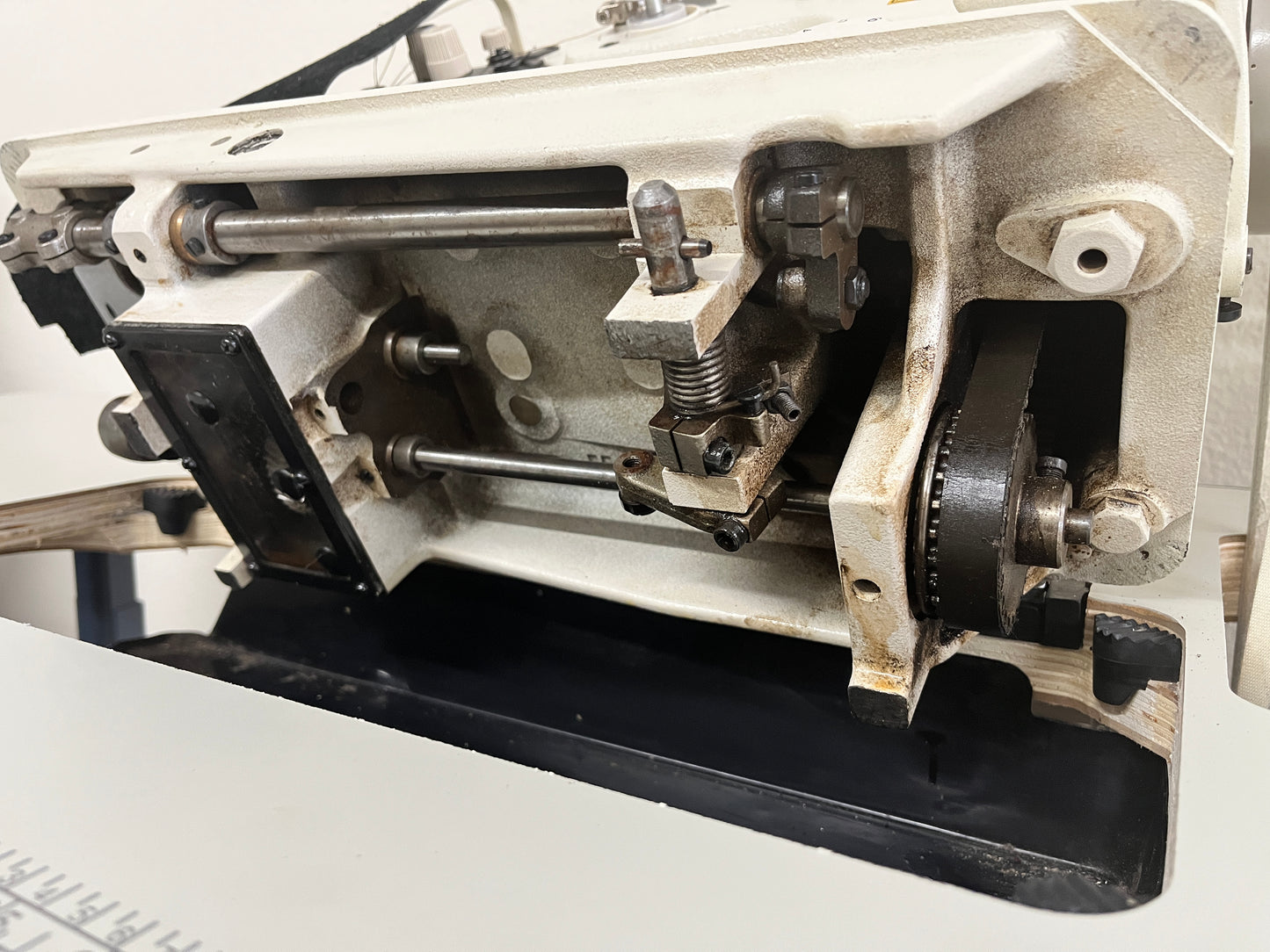 Pre-owned JUKI DNU 1541 walking foot sewing machine