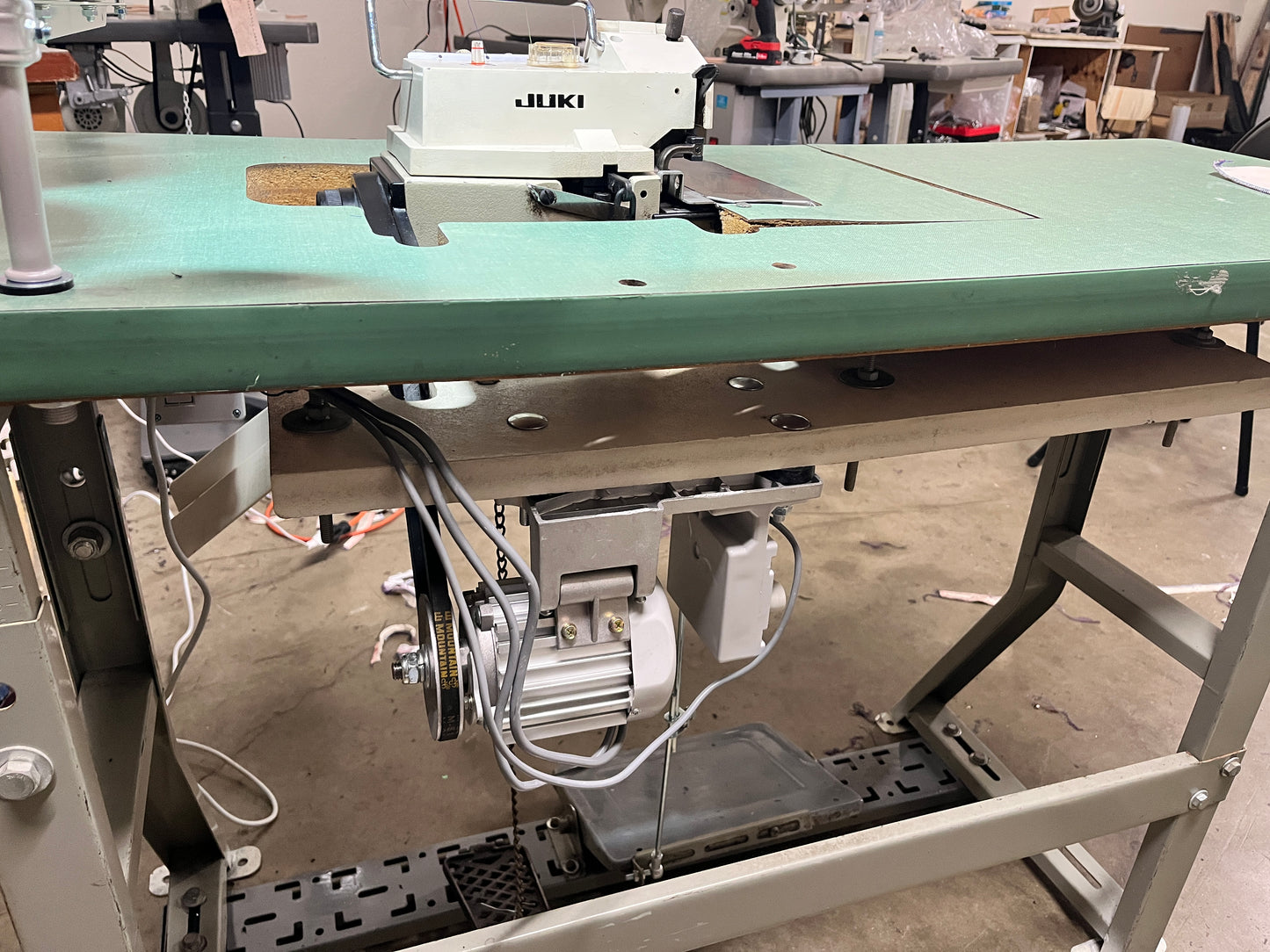 JUKI MO-2516 4/5 THEAD OVERLOCK SEWING MACHINE