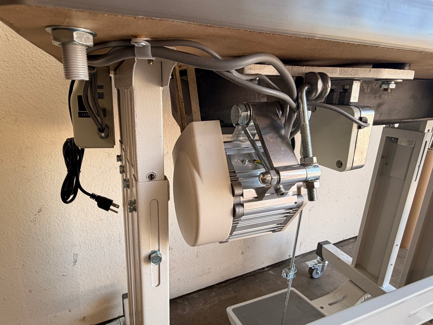 Pre-owned JUKI LU-2860 Double Needle Walking Foot Sewing Machine